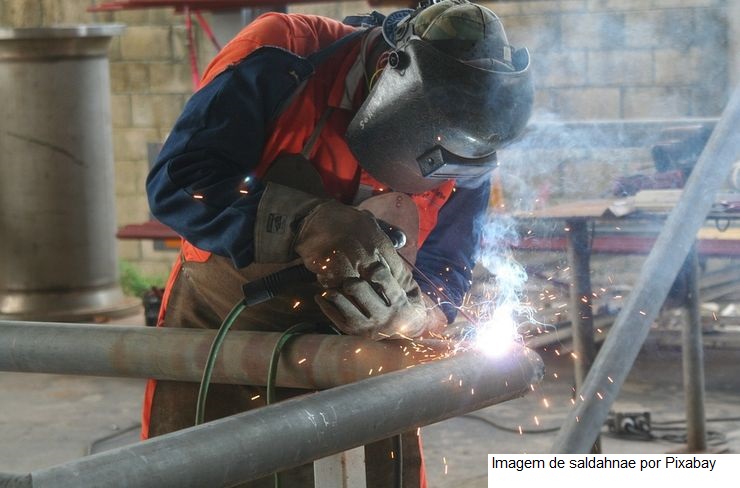 Atividade industrial recua em janeiro com queda da produção e do emprego, mostra CNI