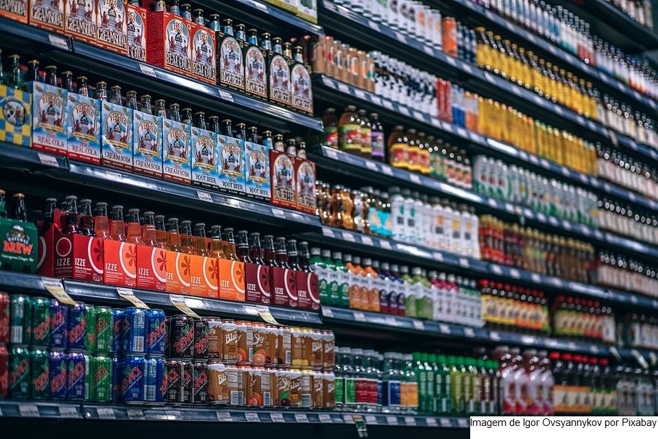 Transformação de espaços abertos em supermercados: veja projetos das grandes marcas do varejo