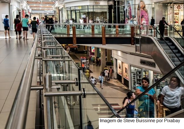 Consumidor brasileiro está retornando às lojas físicas, mas está desconfiado com a economia