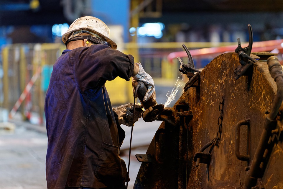 CNI: Faturamento sobe, mas emprego industrial cai pelo terceiro mês consecutivo.