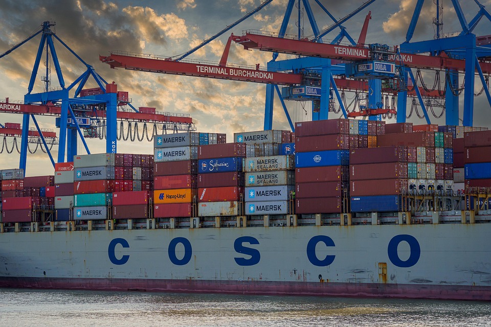 Apesar de alta na exportação, avanço nas importações amplia déficit da balança comercial