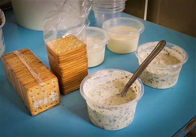 Alunas e professores do ILCT-EPAMIG produzem “iogurte mexicano” temperado com ervas finas