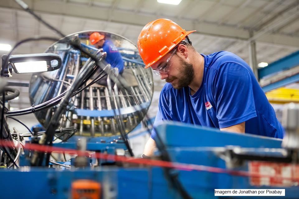 Produção industrial varia -0,4% em junho