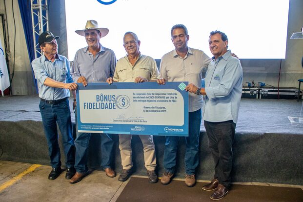 Cooperativa entrega Bônus Fidelidade na futura sede da Fábrica Ibituruna