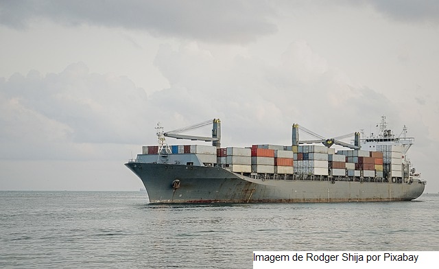 Canal de Suez bate recorde de carga mensal
