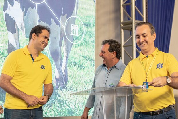 Cooperativa entrega Bônus Fidelidade na futura sede da Fábrica Ibituruna