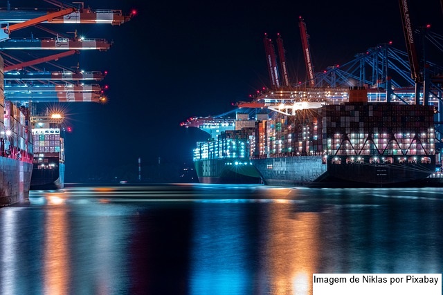 Importações têm ligeiro aumento; exportações voltam a recuar