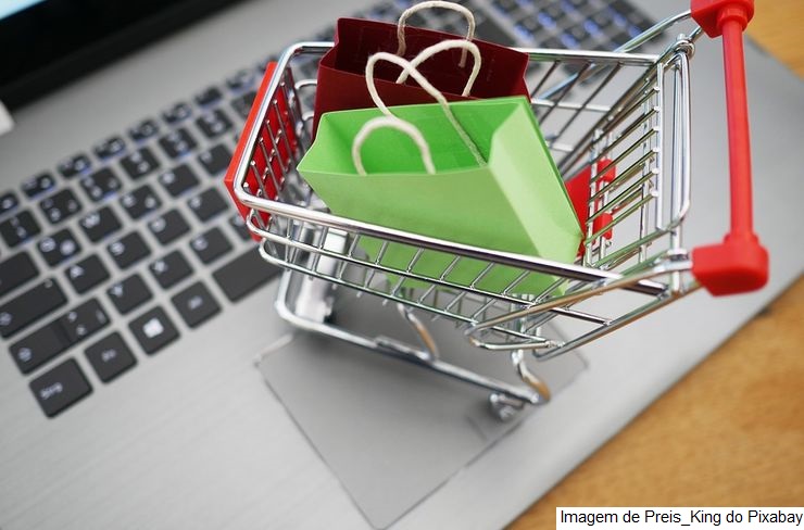 Metade dos moradores de favelas que usam a internet faz compras online