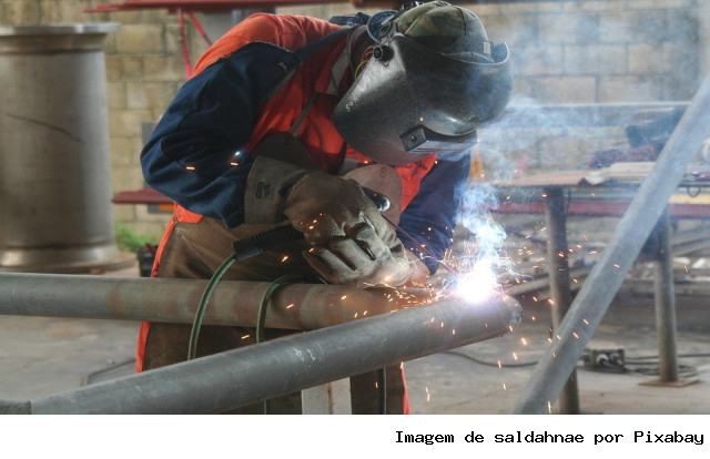 Produção estaciona, estoques acumulam e empregos recuam no 3º trimestre, aponta CNI