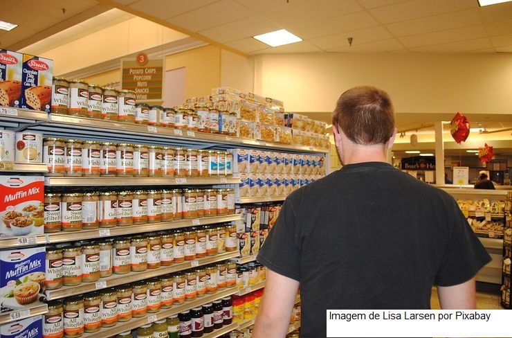 Cauteloso com gastos, consumidor prioriza compras em atacarejos