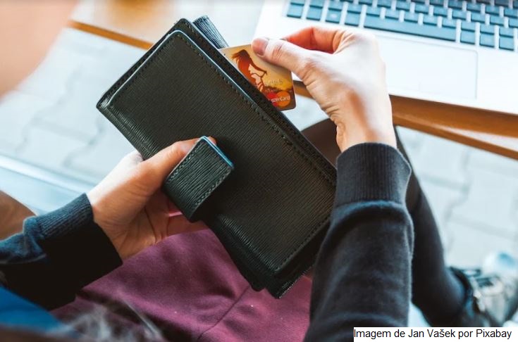 Juros para famílias e empresas sobem em agosto, diz BC