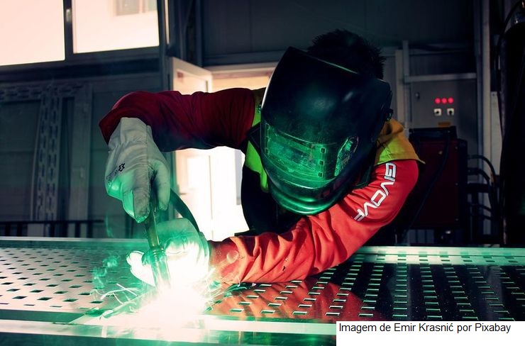 Produção industrial varia 0,3% em maio