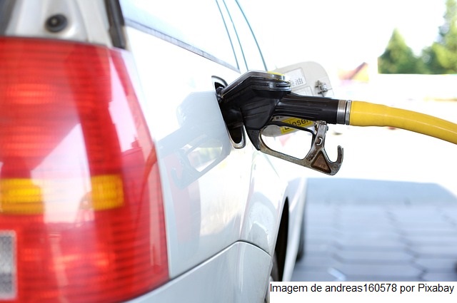 Preço da gasolina nos postos volta a subir após 15 semanas
