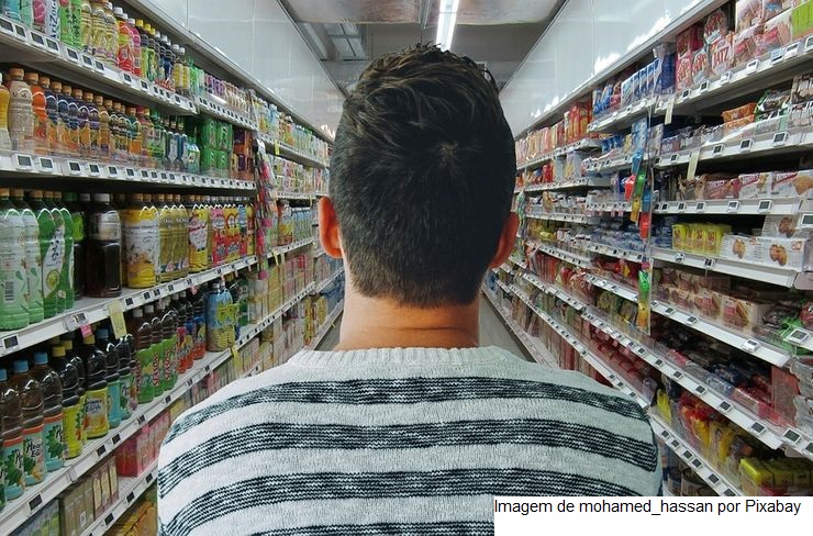 Confiança do consumidor brasileiro recua em fevereiro