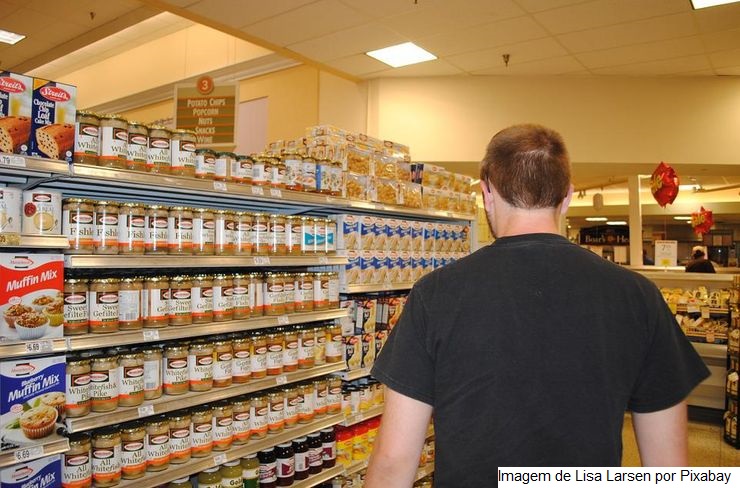 Consumidor latino planeja seus gastos e compra em canais diversos, segundo pesquisa da Kantar