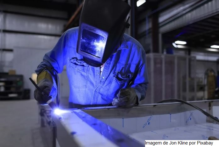 Falta e alto custo dos insumos continuam como principal problema da indústria