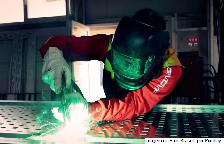 Produção industrial fecha 2021 com alta de 3,9%