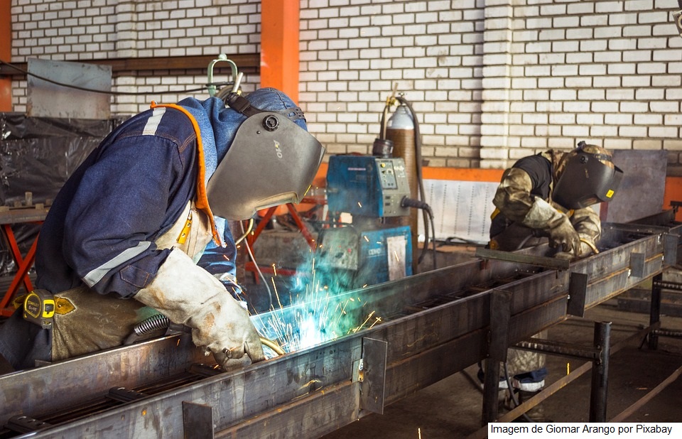 Produção industrial recua 1,6% em janeiro