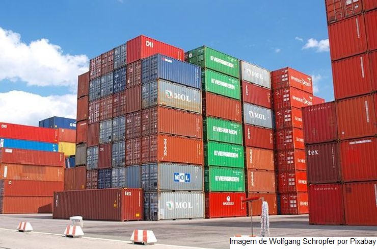 Exportações na China ganham velocidade, mas riscos globais preocupam