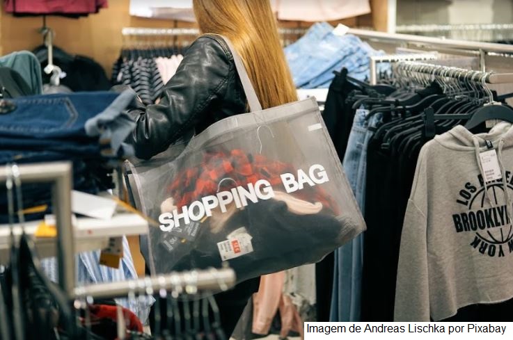 Compras nas lojas físicas ganham força com o avanço na vacinação