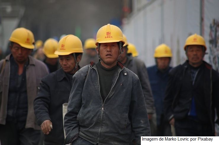 Atividade industrial da China volta a encolher em janeiro e demanda fraca afeta economia