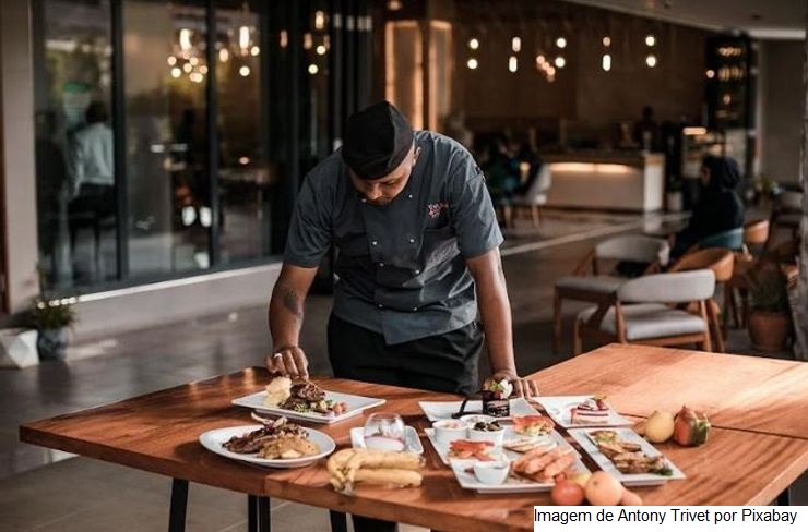 Transações presenciais em restaurantes cresceram 90%, aponta estudo da Visa