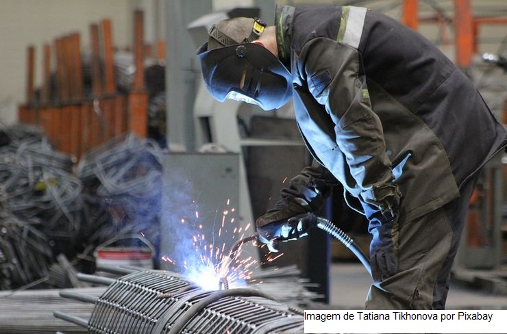 Produção industrial fica estável (0,0%) em dezembro e fecha 2022 com recuo de 0,7%