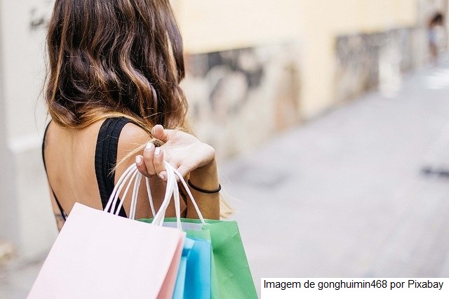 Brasileiros pretendem gastar mais em 2022