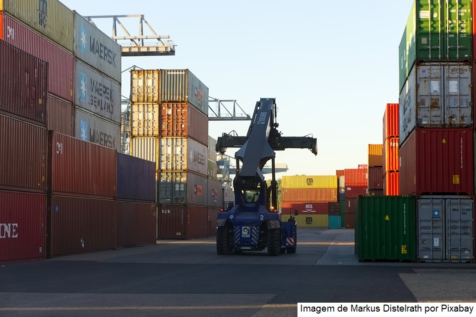 AEB projeta queda das exportações e do superávit da balança em 2022