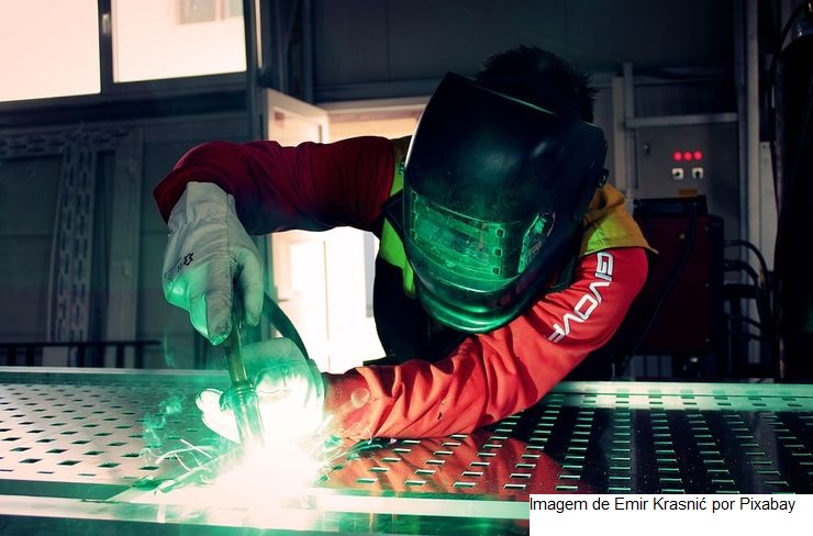 Produção industrial varia -0,3% em janeiro
