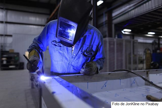 Produtividade da indústria recua 4,6% em 2021, diz CNI
