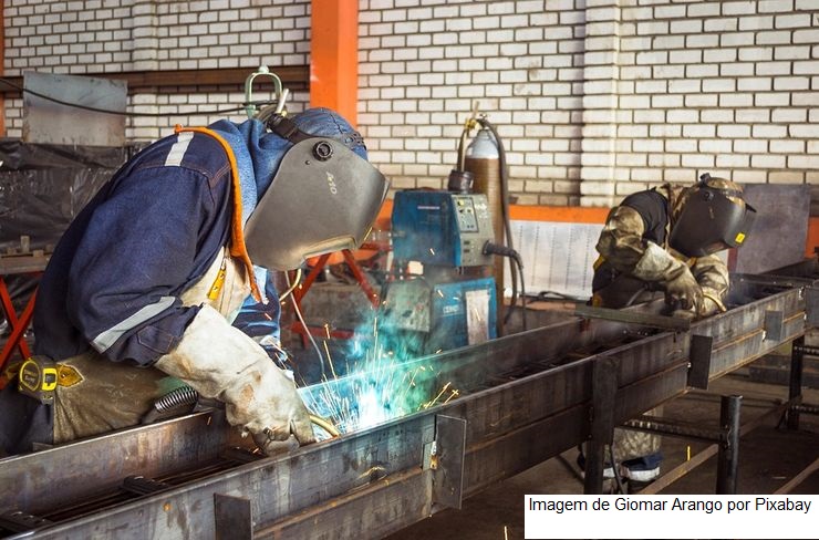 Produção e emprego na indústria têm queda no último mês de 2022