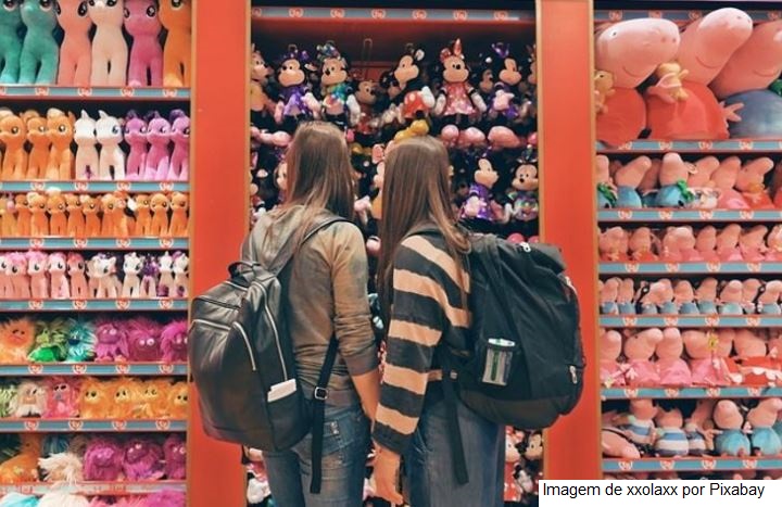Intenção de consumo das famílias fica estável em outubro