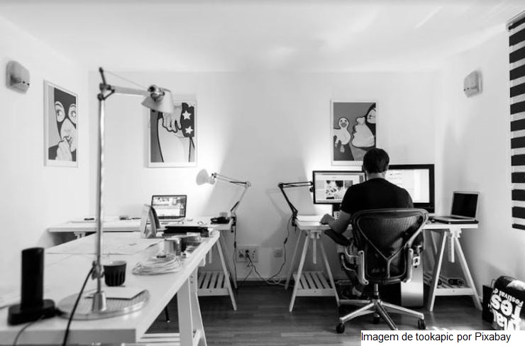 Trabalhadores em home office se sentem mais felizes do que no modelo presencial