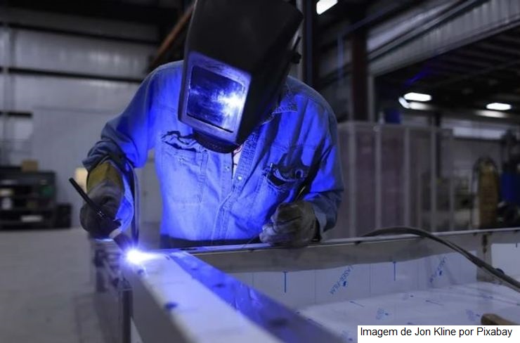 Covid e Influenza aumentaram custos da produção de metade das indústrias neste ano, diz CNI