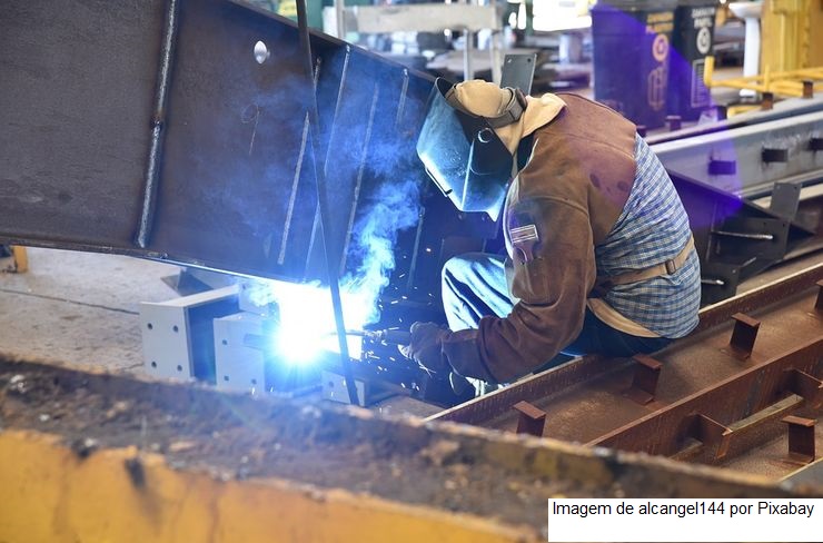 Produção industrial varia -0,1% em novembro