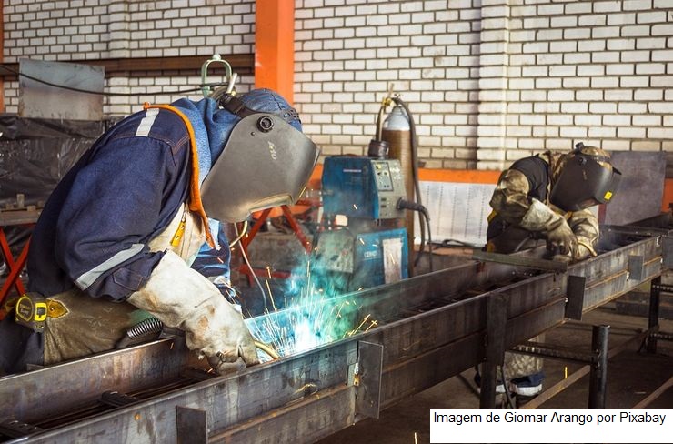 Produção industrial varia 0,1% em junho
